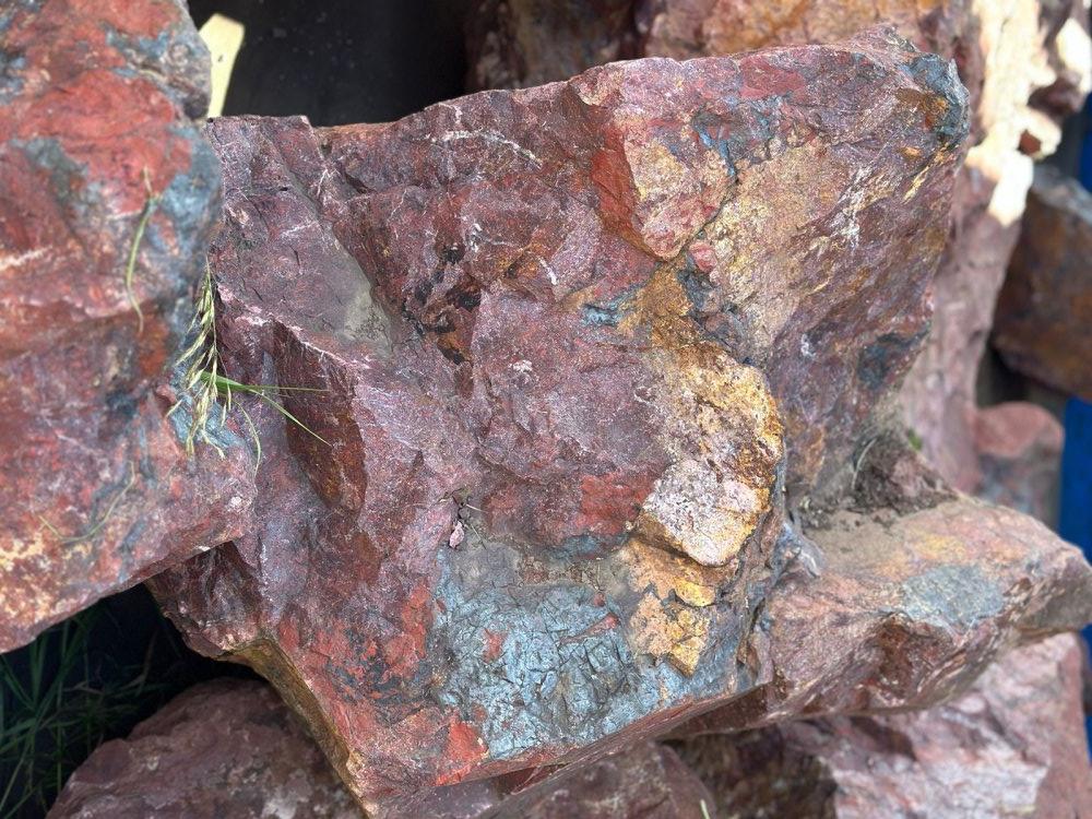 Камни для ландшафтного дизайна красно-фиолетовые 10-60 килограмм купить в Амурской области