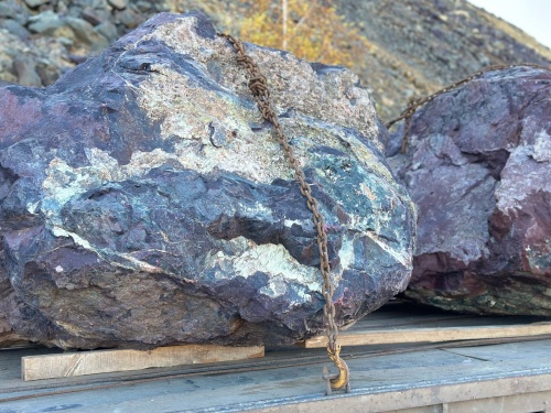 Огромные красно-фиолетовые валуны для ландшафтного дизайна весом более 5 тонн купить в Амурской области