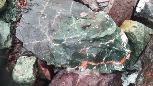 Гигантские зелёные валуны для ландшафтного дизайна весом более 5 тонн купить в Амурской области