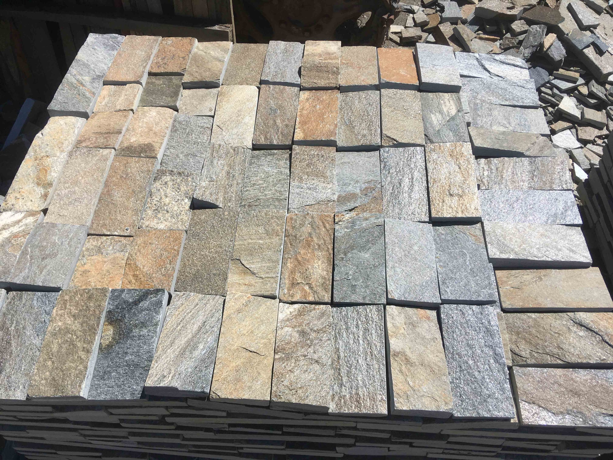 Плитка пилёная златолит Уральский для цоколя, отмостки купить в Амурской области