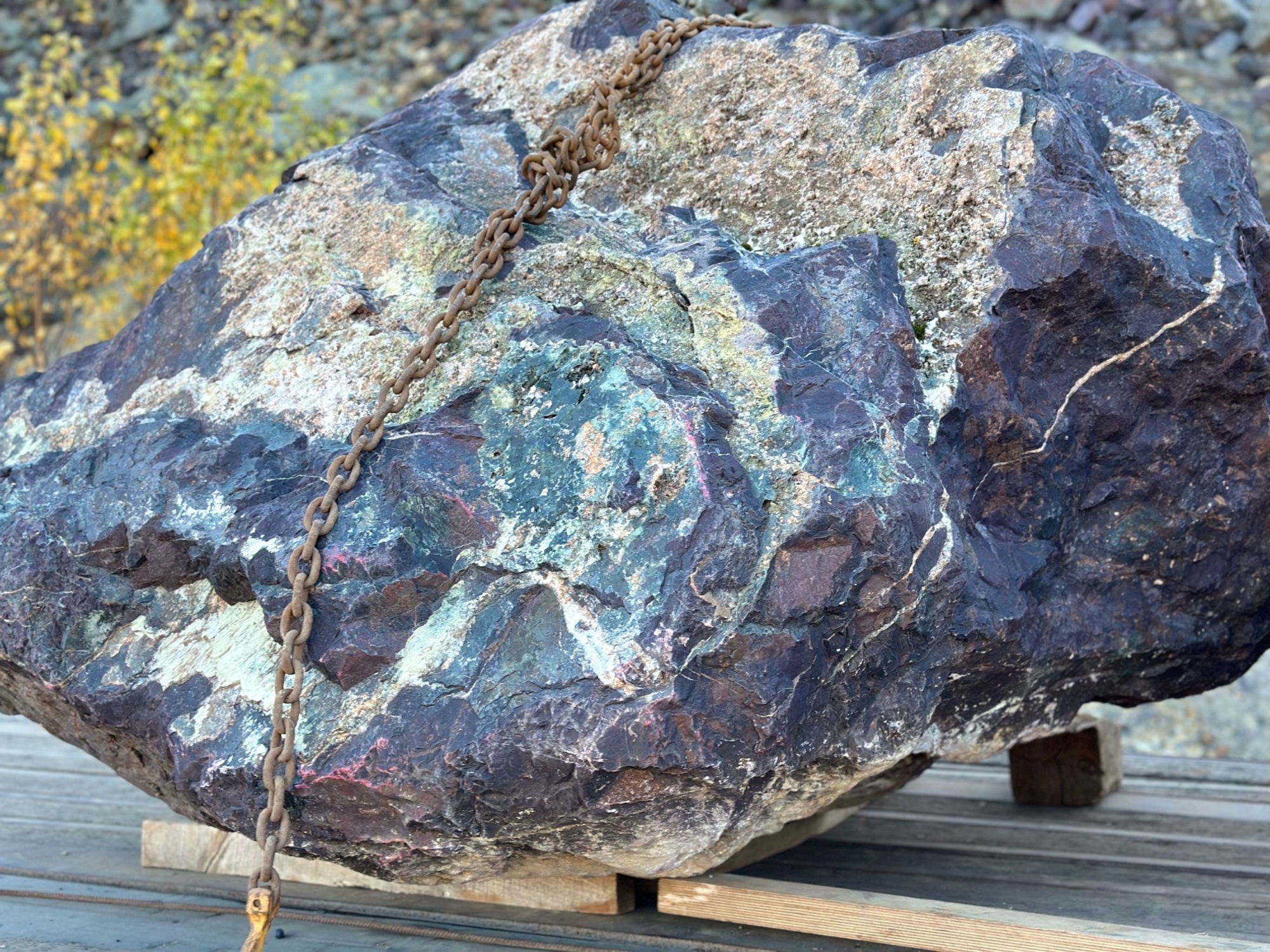 Огромные красно-фиолетовые валуны для ландшафтного дизайна весом более 5 тонн купить в Амурской области