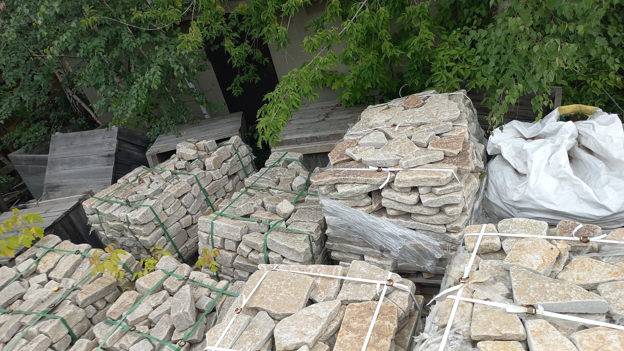 Плитняк гранитный галтованный купить в Амурской области