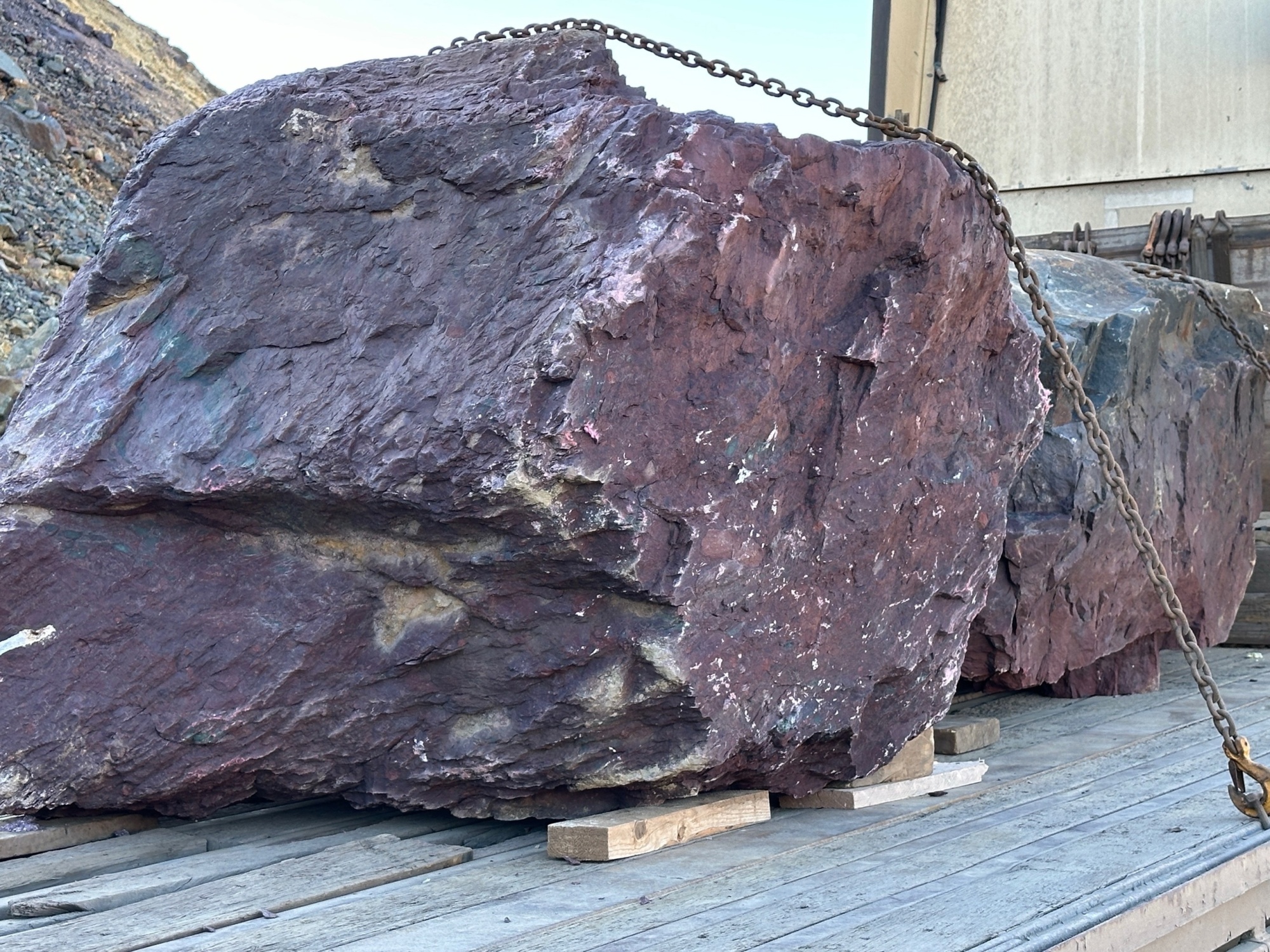 Огромные красно-фиолетовые валуны для ландшафтного дизайна весом более 5 тонн купить в Амурской области