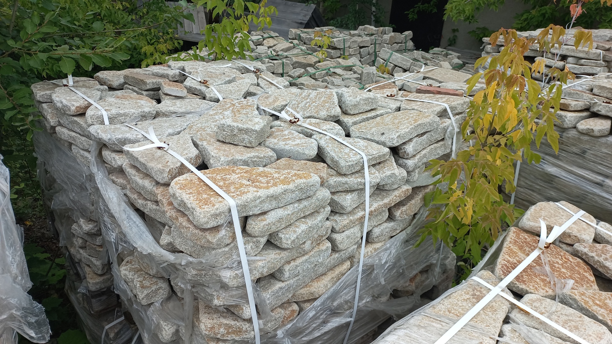 Плитняк галтованный гранитный для ландшафтного дизайна купить в Амурской области