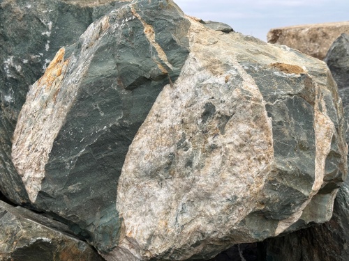 Гигантские зелёные валуны для ландшафтного дизайна весом более 5 тонн купить в Амурской области