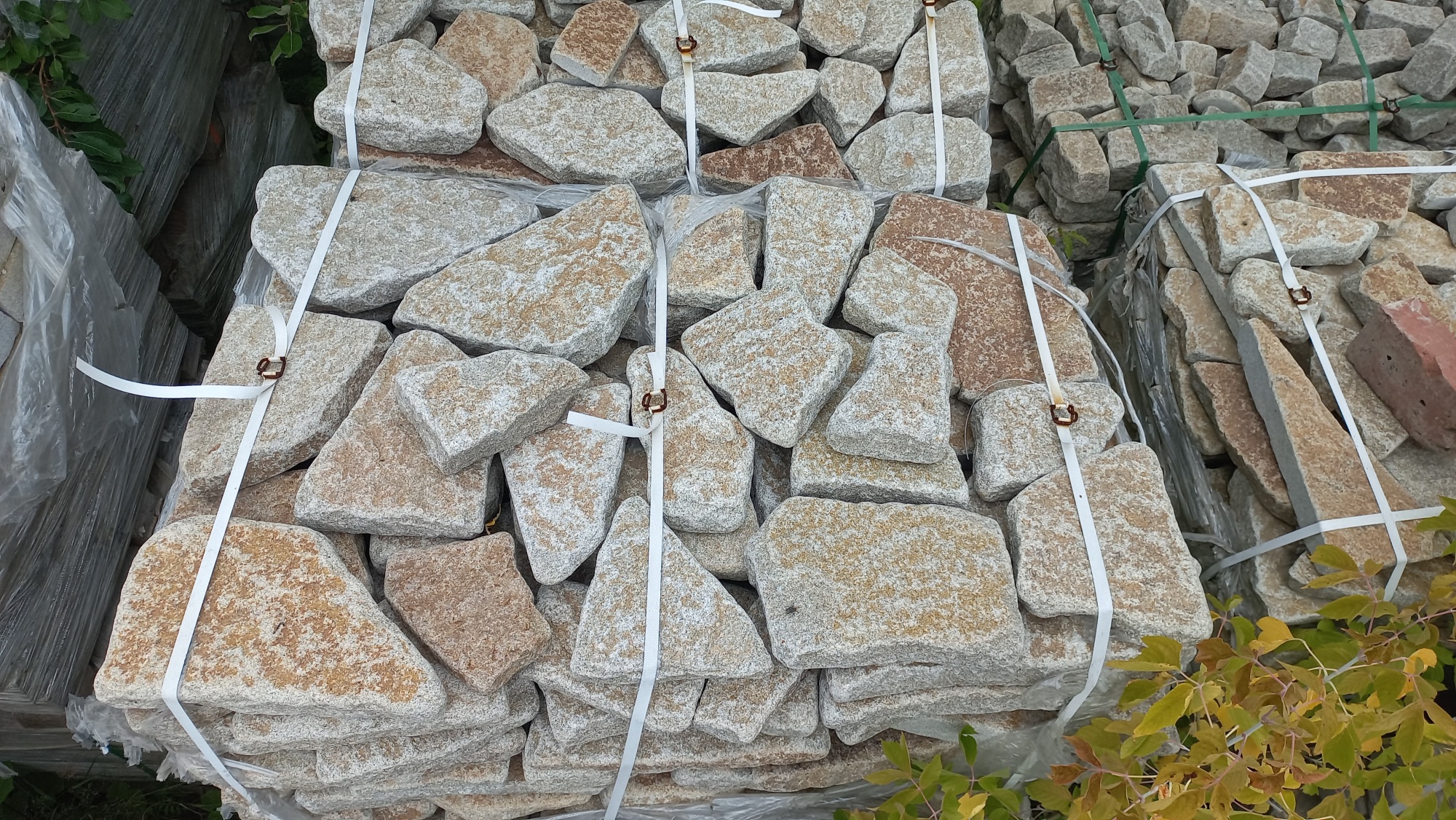 Плитняк галтованный гранитный для ландшафтного дизайна купить в Амурской области