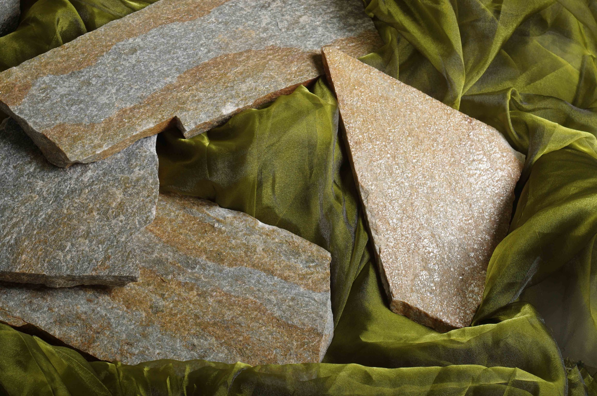 Плитняк златолит Уральский для цоколя, отмостки купить в Амурской области