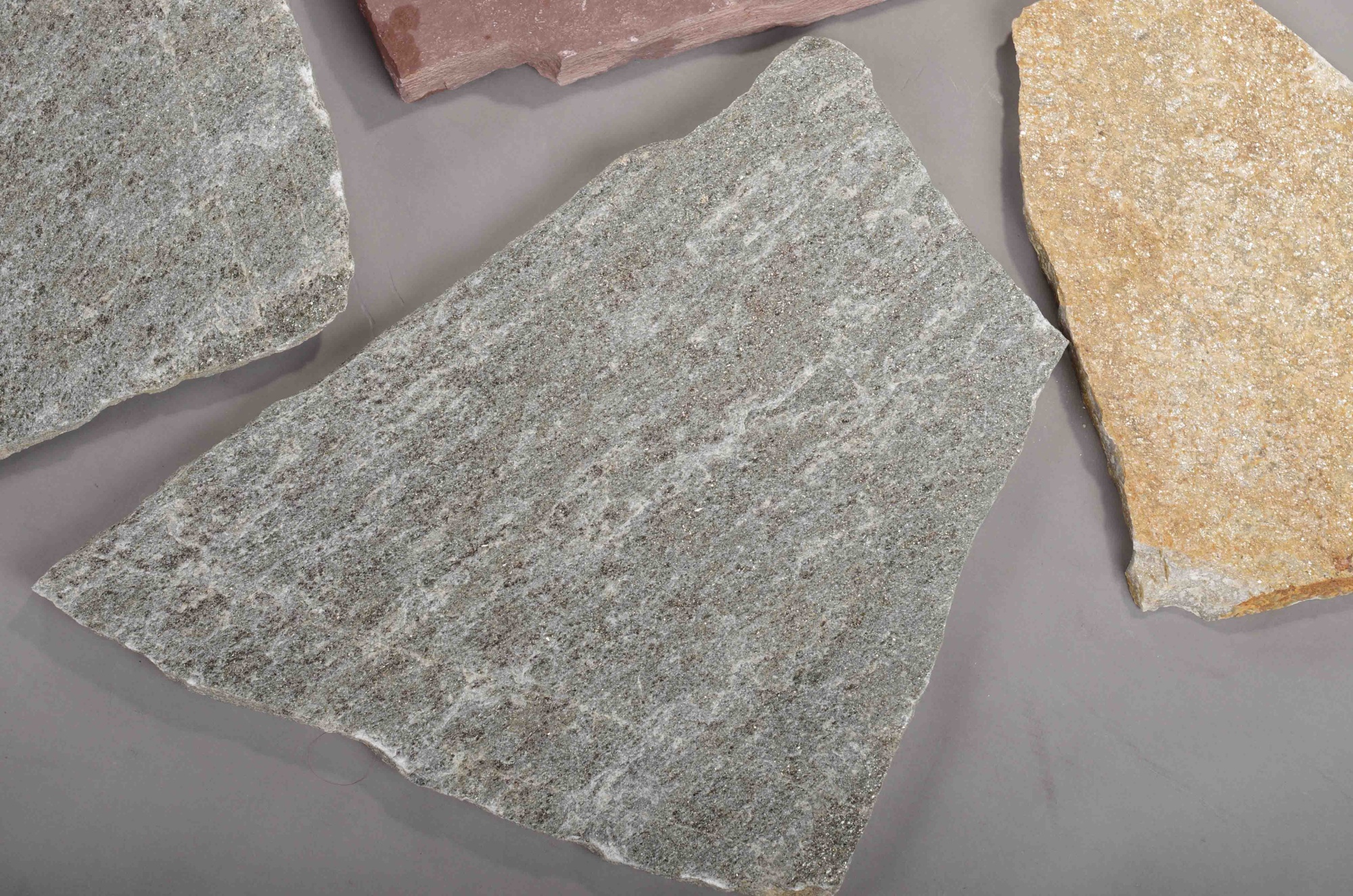 Плитняк златолит Уральский для цоколя, отмостки купить в Амурской области