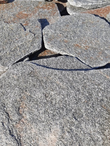 Златолит серебристый галтованный для лестниц купить в Амурской области