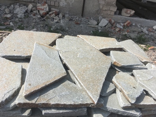 Златолит серебристый галтованный для лестниц купить в Амурской области